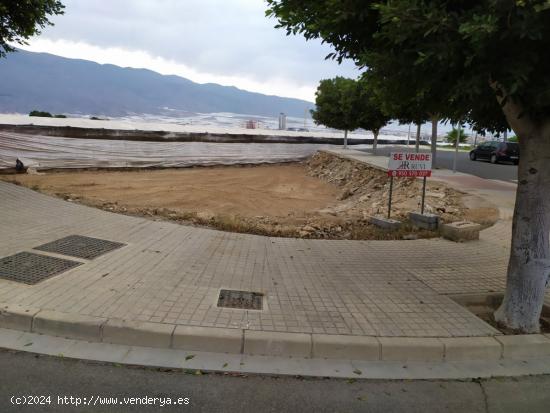 SOLAR URBANO.-  EDIFICACIÓN ADOSADOS - ALMERIA