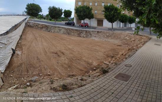 SOLAR URBANO.-  EDIFICACIÓN ADOSADOS - ALMERIA