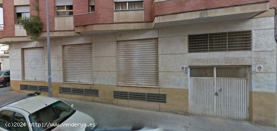 LOCAL CENTRICO 250  m2 EN EL EJIDO CON 20 m2 DE ALTILLO¡¡¡¡ NO COMPUTADO !!! - ALMERIA