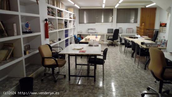 Se vende local comercial equipado con entresuelo - CASTELLON