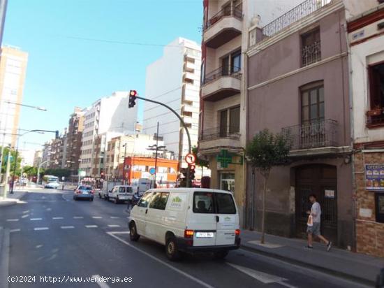 Casa muy céntrica, junto a Avenida Rey don Jaime. Casa de 1920 con una superficie de suelo de 92 m2