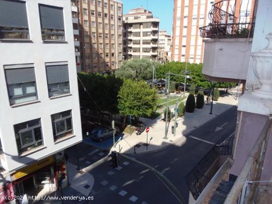 Casa muy céntrica, junto a Avenida Rey don Jaime. Casa de 1920 con una superficie de suelo de 92 m2