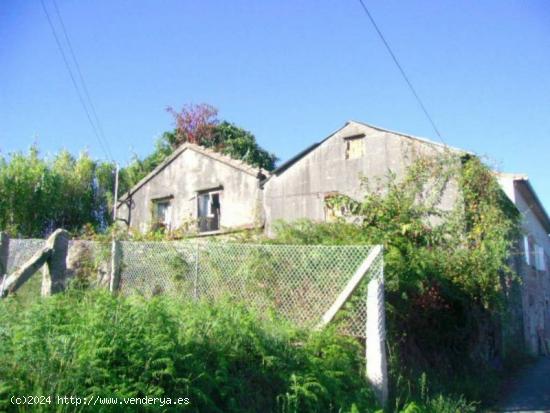  CASA EN PIEDRA CON PROYECTO Y LICENCIA MAS TERRENO. - A CORUÑA 