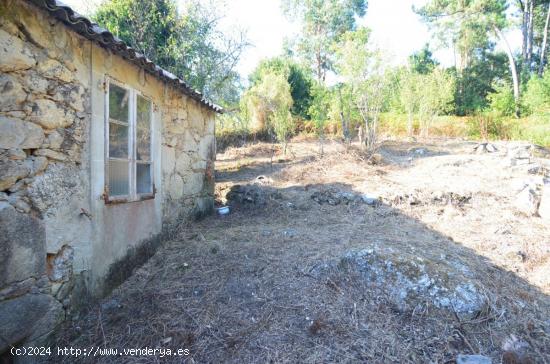 TERRENO URBANO CON CONSTRUCCIÓN DE PIEDRA - A CORUÑA