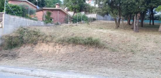 GUALBA: TERRENO URBANIZADO CON FACHADA A 2 CALLES MUY CERCA ESTACIÓN - BARCELONA