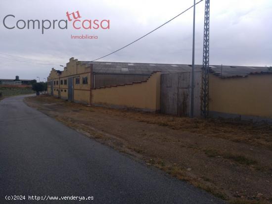 VENTA SUELO URBANO CON NAVES.- - SEGOVIA