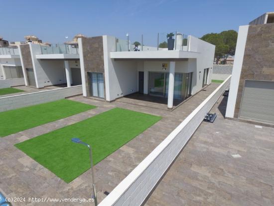 Villas independientes con amplio sótano, solarium y piscina privada en Orihuela Costa - ALICANTE