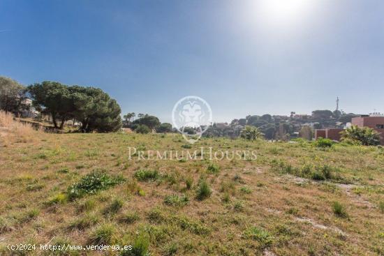 Magnifico terreno urbano y plano en venta en Rocaferrera - BARCELONA