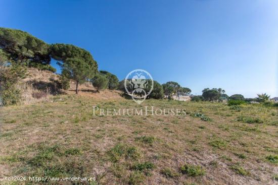 Magnifico terreno urbano y plano en venta en Rocaferrera - BARCELONA