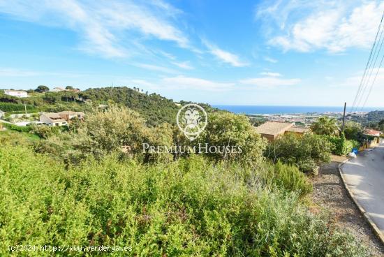 Parcela en venta con vistas al mar y a la montaña en Santa Susanna - BARCELONA