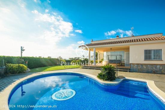 Casa en venta con piscina y vistas panorámicas en Santa Susanna - BARCELONA