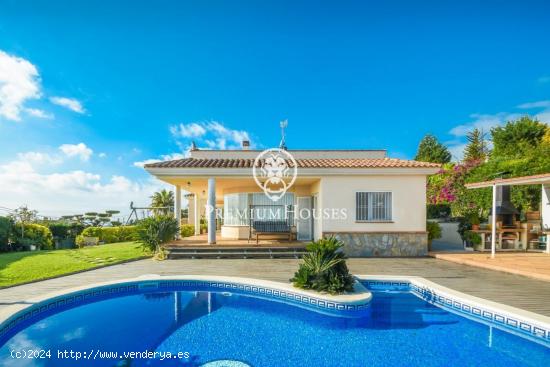 Casa en venta con piscina y vistas panorámicas en Santa Susanna - BARCELONA