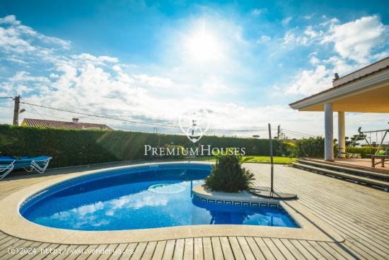 Casa en venta con piscina y vistas panorámicas en Santa Susanna - BARCELONA