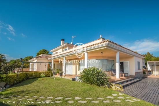 Casa en venta con piscina y vistas panorámicas en Santa Susanna - BARCELONA