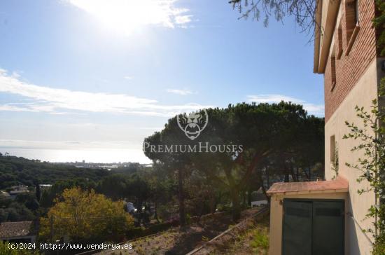 Casa en venta para reformar con vistas al mar en Cabrils - BARCELONA