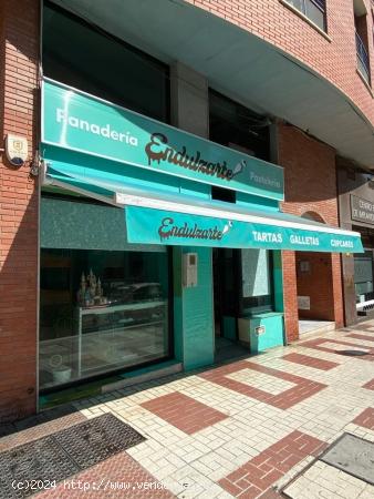  CON PERMISO de  Panadería con obrador, confitería y pastelería. PLENA ZONA COMERCIAL SOBRE AVENID 