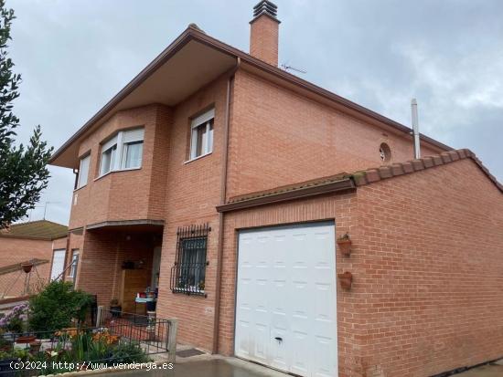 FANTÁSTICO Y CONFORTABLE CHALET CON PISCINA EN UNA DE LAS MEJORES ZONAS DE VALDEAVERO - MADRID