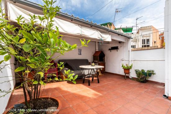  PISO CON TERRAZA A PIE DE COMEDOR, EN LA CREU DE BARBERÀ - BARCELONA 