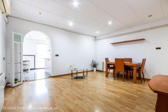 PISO CON TERRAZA A PIE DE COMEDOR, EN LA CREU DE BARBERÀ - BARCELONA