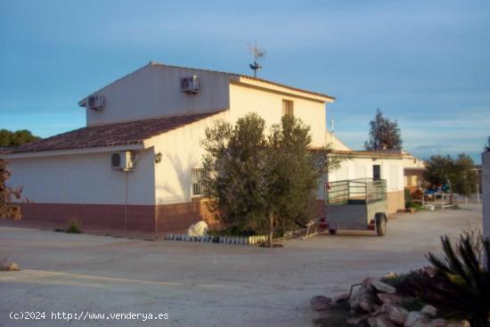 Gran Cortijo con finca de 50.000 m2 cerca de Lorca - MURCIA