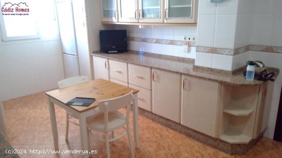 AMPLIA VIVIENDA A ESCASOS METROS DE PLAYA VICTORIA .-ZONA AVENIDA - CADIZ