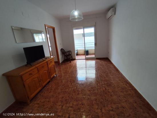 APARTAMENTO EN EL CENTRO DE TORREVIEJA. A 500 METROS DEL PUERTO. 2 DORM. 62 M2. - ALICANTE