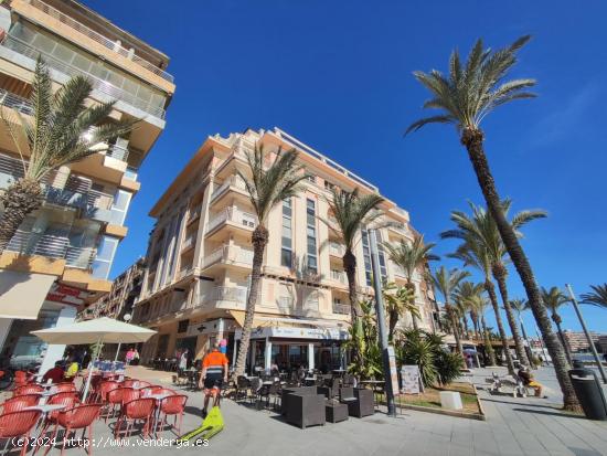  Atico  con Espectaculares  Vistas al Mar, una Terraza Super Amplia  en el Paseo Maritimo Torrevieja. 