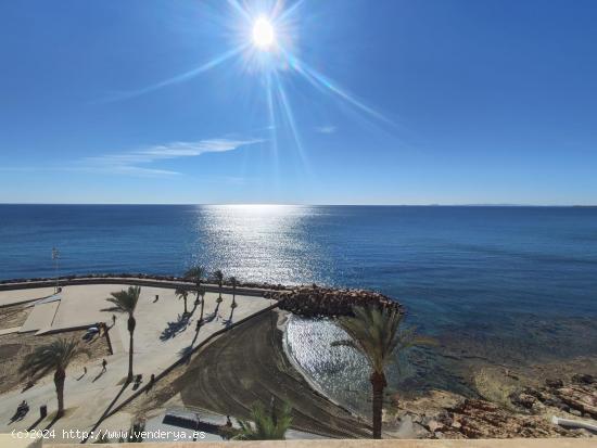 Atico  con Espectaculares  Vistas al Mar, una Terraza Super Amplia  en el Paseo Maritimo Torrevieja.