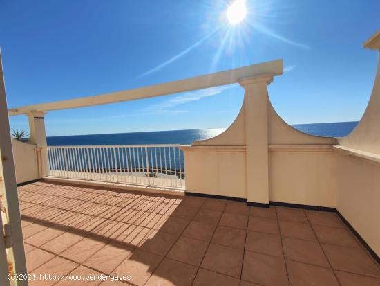 Atico  con Espectaculares  Vistas al Mar, una Terraza Super Amplia  en el Paseo Maritimo Torrevieja.