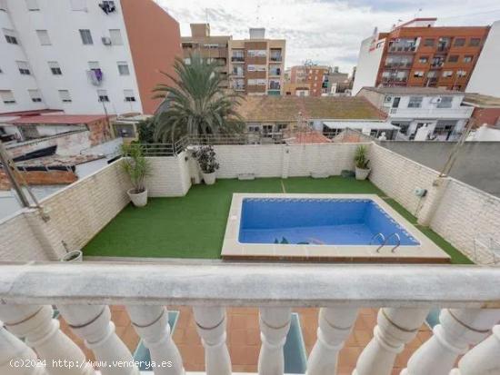 SE VENDE CASA- CHALET INDEPENDIENTE DEL 2003 EN BENIMAMET CON JARDIN Y PISCINA - VALENCIA