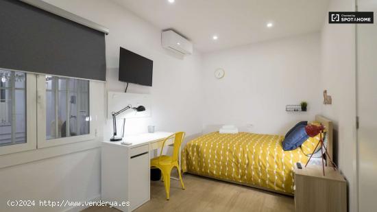 Preciosa habitación en alquiler en apartamento de 5 dormitorios con terraza en Sants - BARCELONA