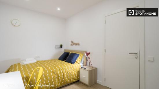 Preciosa habitación en alquiler en apartamento de 5 dormitorios con terraza en Sants - BARCELONA