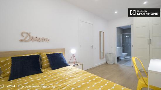 Preciosa habitación en alquiler en apartamento de 5 dormitorios con terraza en Sants - BARCELONA