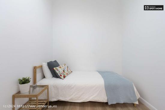 Amplia habitación con escritorio en el departamento compartido, Puerta del Sol - MADRID