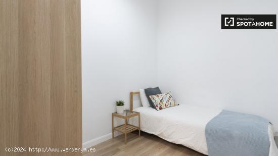 Amplia habitación con escritorio en el departamento compartido, Puerta del Sol - MADRID