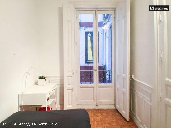  Habitación amueblada con armario independiente en el piso compartido, Puerta del Sol - MADRID 