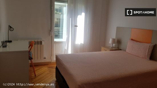 Habitación soleada en apartamento de 4 dormitorios en Almagro y Trafalgar - MADRID