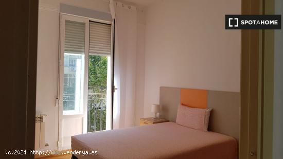 Habitación soleada en apartamento de 4 dormitorios en Almagro y Trafalgar - MADRID