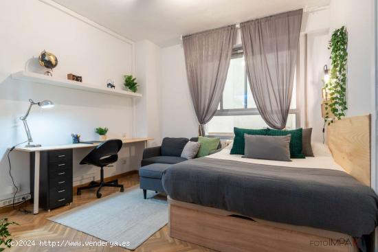 ¡Habitaciones en alquiler en un piso de 7 habitaciones en Madrid! - MADRID