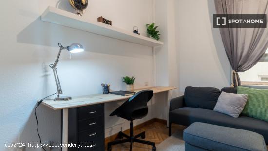 ¡Habitaciones en alquiler en un piso de 7 habitaciones en Madrid! - MADRID