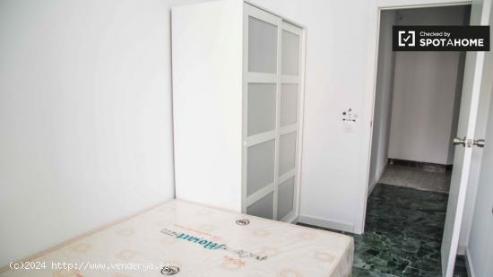 Habitación moderna en un apartamento de 10 habitaciones en Ciutat Vella - VALENCIA