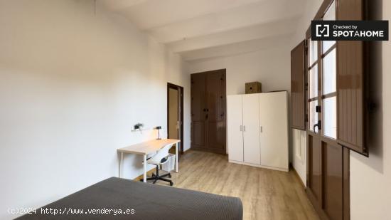 Se alquila habitación en piso de 5 habitaciones en El Raval - BARCELONA