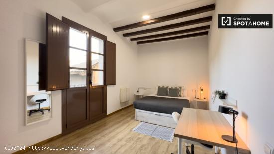 Se alquila habitación en piso de 5 habitaciones en El Raval - BARCELONA