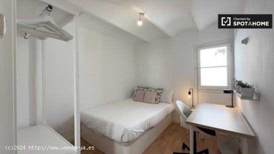 Se alquila habitación en apartamento de 2 dormitorios en Barcelona - BARCELONA