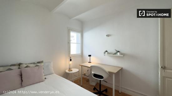 Se alquila habitación en apartamento de 2 dormitorios en Barcelona - BARCELONA