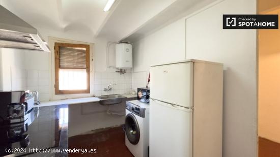 Se alquila habitación en apartamento de 2 dormitorios en Barcelona - BARCELONA