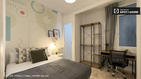 Se alquila habitación en piso de 6 habitaciones en Eixample - BARCELONA