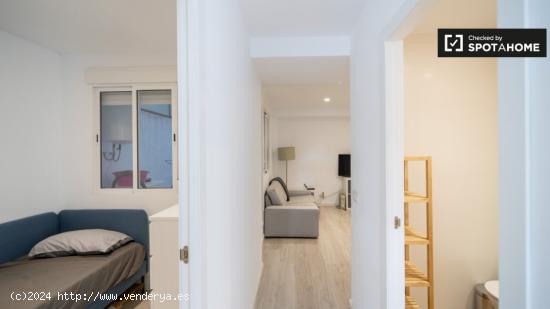 Se alquila habitación en piso de 3 habitaciones en Valencia - VALENCIA