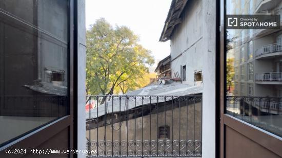 ¡Habitación en alquiler en piso de 5 habitaciones en Barcelona! - BARCELONA