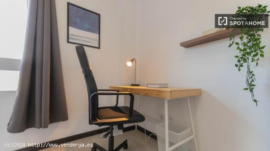 ¡Habitaciones en alquiler en un Piso de 5 Habitaciones en Valencia! - VALENCIA